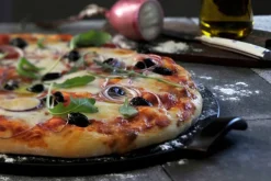 Pizzasteen Emile Henry Glad Fusain 36,5 cm